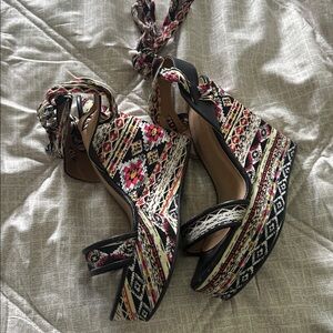 BAMBOO TIE ANKLE AZTEC WEDGES SZ 8